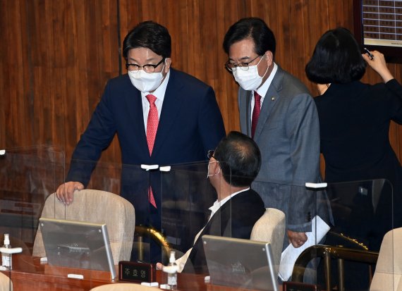 권성동 국민의힘 원내대표와 송언석 원내수석부대표가 4일 오후 서울 여의도 국회에서 열린 제398회 국회(임시회) 제1차 본회의에 참석하며 주호영 의원과 대화하고 있다. (공동취재) 2022.7.4/뉴스1 © News1 이재명 기자