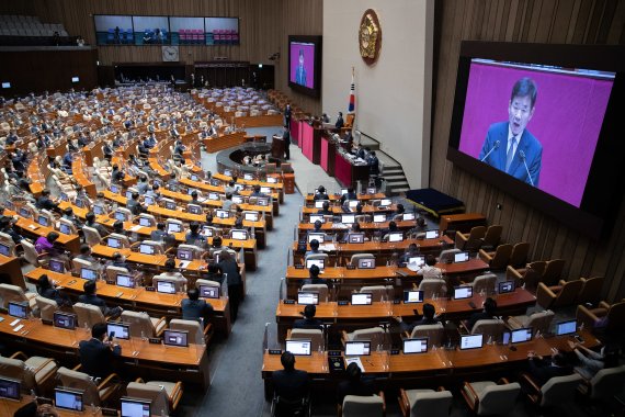 김진표 신임 국회의장이 4일 오후 서울 여의도 국회에서 열린 제398회 국회(임시회) 제1차 본회의에서 당선 인사를 하고 있다. 2022.7.4/뉴스1 © News1 이재명 기자