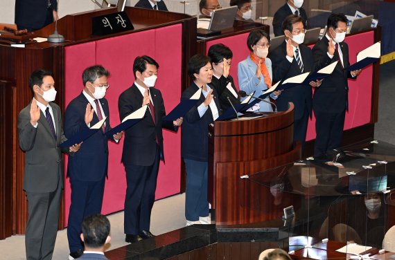 안철수 국민의힘 의원과 이재명 더불어민주당 의원 등 6·1 보궐선거에 당선된 의원들이 4일 오후 서울 여의도 국회에서 열린 제398회 국회(임시회) 제1차 본회의에서 국회의원 선서를 하고 있다. 왼쪽부터 김한규 더불어민주당 의원, 박정하 국민의힘 의원, 안 의원, 김영선, 최영희, 이인선 국민의힘 의원, 이 의원, 장동혁 국민의힘 의원. (공동취재) 2022.7.4/뉴스1 © News1 이재명 기자