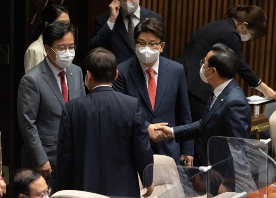 권성동 국민의힘 원내대표가 4일 오후 서울 여의도 국회에서 열린 제398회 국회(임시회) 제1차 본회의에 참석하며 박홍근 더불어민주당 원내대표, 김진표 의원과 인사하고 있다. 2022.7.4/뉴스1 © News1 이재명 기자