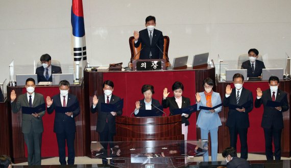 6·1 보궐선거 당선자 및 비례대표직을 승계한 의원들이 4일 국회에서 열린 본회의에서 선서하고 있다. 왼쪽부터 더불어민주당 김한규, 국민의힘 박정하, 안철수, 김영선, 최영희, 이인선, 더불어민주당 이재명, 국민의힘 장동혁 의원. 사진=서동일 기자