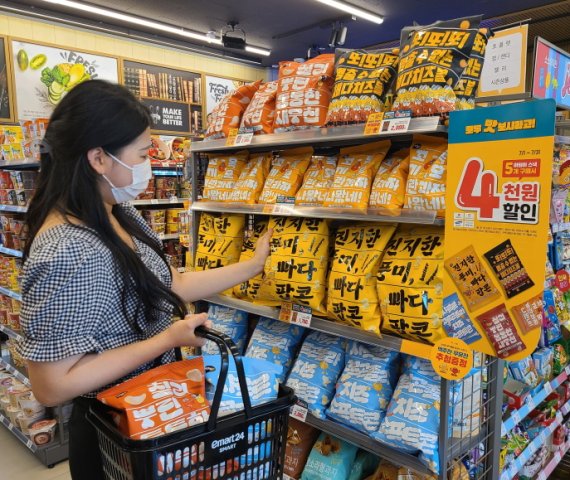 마트24의 자체개발(PL)상품 아임e 스낵 이미지. 이마트24 제공.