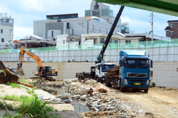 4일 오전 광주 북구 신안동 신안교 인근 서방천에서 장마철 침수 대비를 위한 개수공사가 진행되고 있다. 지난달 30일 해당 하천에서는 서식 중인 물고기 300여마리가 집단폐사, 관할 자치구인 북구가 경위 파악을 하고 있다. 2022.7.4/뉴스1 © News1 정다움 기자