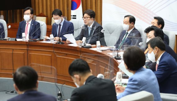 권성동 국민의힘 원내대표가 5일 서울 여의도 국회에서 열린 원내대책회의에서 발언하고 있다. (공동취재사진)