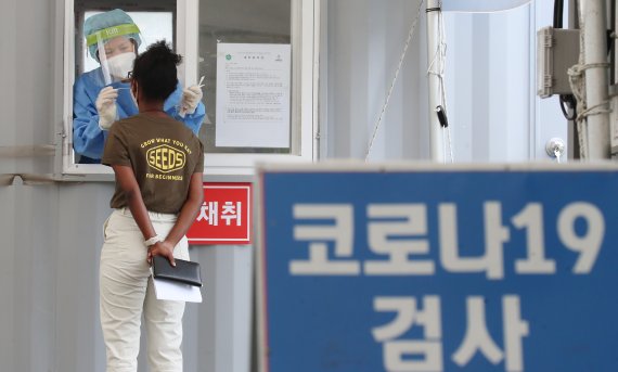 5일 오전 대전 유성구 월드컵경기장 주차장에 마련된 선별진료소에서 시민들이 코로나 검사를 받고 있다.뉴스1 제공