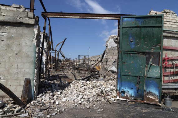 4일(현지시간) 우크라이나 드니프로페트로우스크 최전선 인근의 한 농장이 러시아군의 포격으로 파괴돼 있다. 2022.07.05. /사진=뉴시스화상