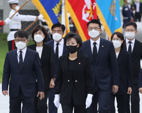 박순애 사회부총리 겸 교육부 장관이 5일 오전 서울 동작구 국립서울현충원을 찾아 현충탑을 참배하고 있다. 만취 음주운전과 연구윤리 위반, 조교 갑질 의혹에 휩싸였던 박 부총리는 전날 윤석열 대통령이 임명을 강행하면서 지명 41일 만에 공식 취임했다. 2022.7.5/뉴스1 © News1 신웅수 기자