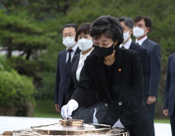 박순애 사회부총리 겸 교육부 장관이 5일 오전 서울 동작구 국립서울현충원을 찾아 현충탑을 참배하고 있다. 만취 음주운전과 연구윤리 위반, 조교 갑질 의혹에 휩싸였던 박 부총리는 전날 윤석열 대통령이 임명을 강행하면서 지명 41일 만에 공식 취임했다. 2022.7.5/뉴스1 © News1 신웅수 기자