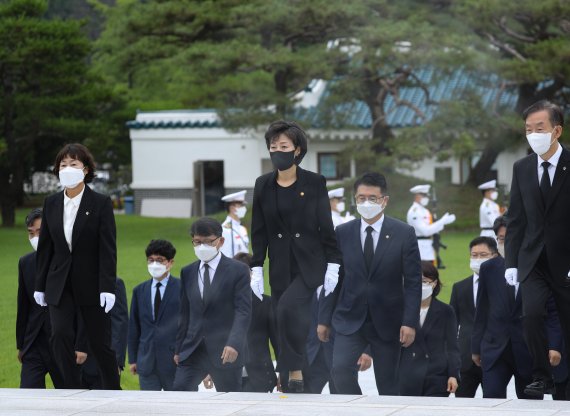 박순애 사회부총리 겸 교육부 장관이 5일 오전 서울 동작구 국립서울현충원을 찾아 현충탑을 참배하고 있다. 만취 음주운전과 연구윤리 위반, 조교 갑질 의혹에 휩싸였던 박 부총리는 전날 윤석열 대통령이 임명을 강행하면서 지명 41일 만에 공식 취임했다. 2022.7.5/뉴스1 © News1 신웅수 기자