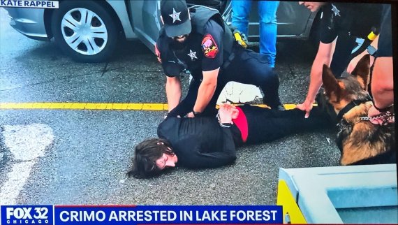 하이랜드 파크 총격 용의자 체포 당시 모습. 사진=폭스32 방송화면 갈무리. © 박영주