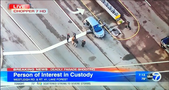 독립기념일 퍼레이드가 벌어지던 7월 4일(현지시각) 오전 한인들도 많이 사는 시카고 서버브 하일랜드 파크에서 총격 사건이 발생해 최소 6명이 사망하고 24명이 부상하는 참사가 벌어졌다. 사진은 abc7 방송화면 갈무리. © 박영주