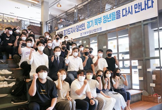 김동연 경기도지사가 추진하려는 3대 핵심 청년정책의 연내 실시가 어려울 것으로 보인다. 사진은 김 지사가 당선인 신분이던 지난달 21일 오후 포천 아트밸리 청년여행LAB에서 ‘경기북부 청년간담회’를 가지고 있는 모습.(경기도지사직인수위 제공)/© 뉴스1