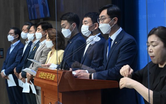 장경태 더불어민주당 의원이 5일 오전 서울 여의도 국회 소통관에서 열린 민주당 ‘전당대회 룰’ 관련 기자회견에서 발언하고 있다. 왼쪽부터 정성호, 정청래, 박주민, 김병욱, 양이원영, 김남국, 김용민, 장 의원. (공동취재) 2022.7.5/사진=뉴스1화상