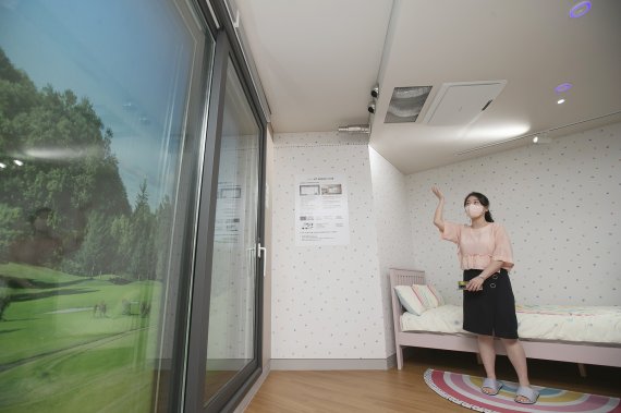 KT 관계자가 5일 경기 성남시 KT 분당사옥 내 위치한 KT AI 쇼룸에서 환경DX 등이 적용된 AI 주택형 솔루션을 소개하고 있다. KT 제공.