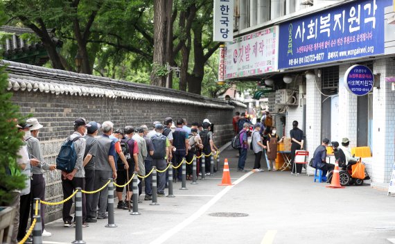 "자판기 커피 한잔 먹기도 힘들어"… 물가에 떠밀려 갈 곳 잃은 노인들[현장르포]