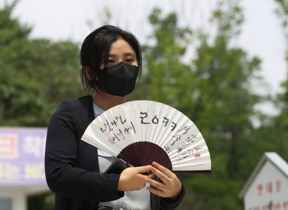 김성진 아이카이스트 대표의 법률 대리인인 김소연 변호사가 5일 오후 경기 의왕시 서울구치소 앞에서 취재진의 질문에 답하고 있다. 2022.7.5/뉴스1 © News1 신웅수 기자