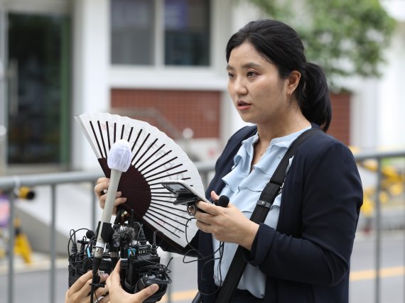 김성진 아이카이스트 대표의 법률 대리인인 김소연 변호사가 5일 오후 경기 의왕시 서울구치소 앞에서 취재진의 질문에 답하고 있다. 2022.7.5/뉴스1 © News1 신웅수 기자