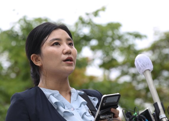 김성진 아이카이스트 대표의 법률 대리인인 김소연 변호사가 5일 오후 경기 의왕시 서울구치소 앞에서 취재진의 질문에 답하고 있다. 2022.7.5/뉴스1 © News1 신웅수 기자
