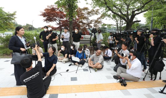 김성진 아이카이스트 대표의 법률 대리인인 김소연 변호사가 5일 오후 경기 의왕시 서울구치소 앞에서 취재진의 질문에 답하고 있다. 2022.7.5/뉴스1 © News1 신웅수 기자