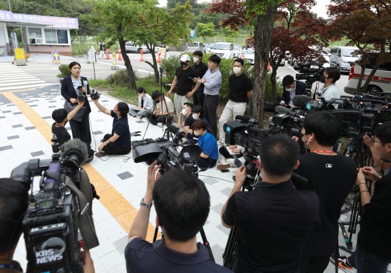 김성진 아이카이스트 대표의 법률 대리인인 김소연 변호사가 5일 오후 경기 의왕시 서울구치소 앞에서 취재진의 질문에 답하고 있다. 2022.7.5/뉴스1 © News1 신웅수 기자