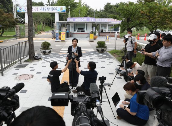김성진 아이카이스트 대표의 법률 대리인인 김소연 변호사가 5일 오후 경기 의왕시 서울구치소 앞에서 취재진의 질문에 답하고 있다. 2022.7.5/뉴스1 © News1 신웅수 기자