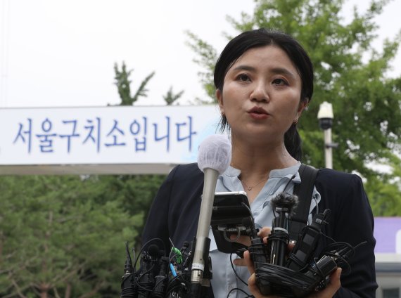 김성진 아이카이스트 대표의 법률 대리인인 김소연 변호사가 5일 오후 경기 의왕시 서울구치소 앞에서 취재진의 질문에 답하고 있다. 2022.7.5/뉴스1 © News1 신웅수 기자