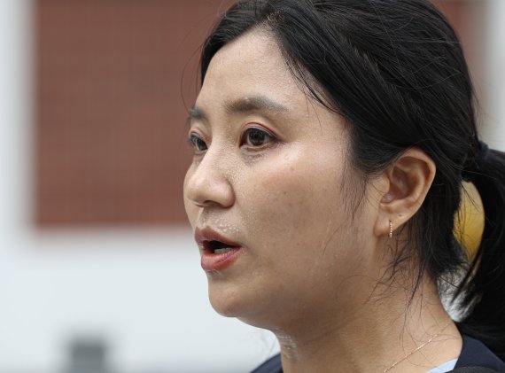 김성진 아이카이스트 대표의 법률 대리인인 김소연 변호사가 5일 오후 경기 의왕시 서울구치소 앞에서 취재진의 질문에 답하고 있다. 2022.7.5/뉴스1 © News1 신웅수 기자