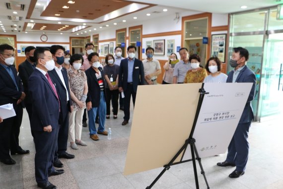 강영구 나주부시장( 앞줄 맨 왼쪽)은 5일 별도 취임식 없이 코로나19 재유행 등 보건·의료 현안 파악을 위한 현장 방문으로 첫 업무를 시작했다. © News1