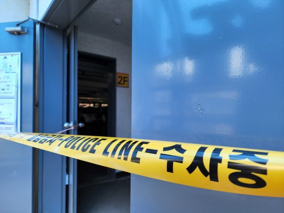 5일 공무원 살해 사건이 발생한 안동시청 주차타워 2층 출입구에 폴리스라인이 설치돼 있다. 2022.07.05 /사진=뉴시스