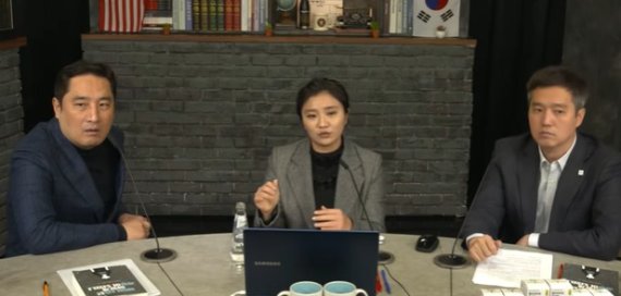 지난해 1월 유튜브 채널 가로세로연구소에 출연해 강용석(왼쪽) 변호사와 김세의(오른쪽) 대표와 이야기를 나누고 있는 김소연 변호사. (유튜브 갈무리) © 뉴스1