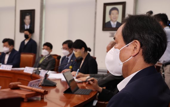 민주, 당 대표 예비경선에 여론조사 반영.. '전준위안' 살리면서 갈등 일단락