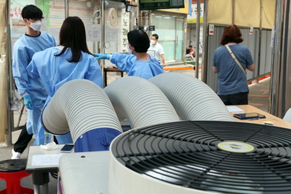 폭염 속 코로나19 확진자 증가