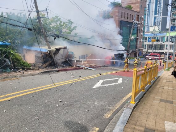 부산서 정화조 차량 전봇대 충격 후 불... 1명 사망