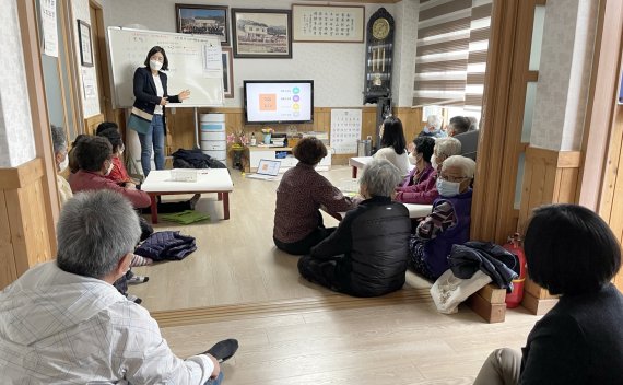 [광주=뉴시스] 전남 곡성군은 오는 9월 30일까지 죽곡면 27개 마을을 대상으로 '찾아가는 마을공동체 워크숍'을 추진한다고 6일 밝혔다. (사진=곡성군청 제공). photo@newsis.com *재판매 및 DB 금지