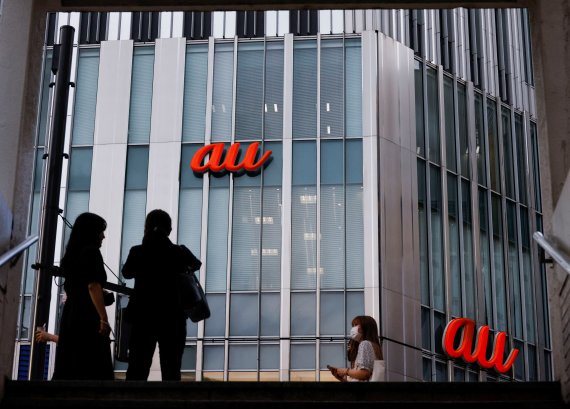 Logos of the "au", a mobile cellular services brand provided by KDDI Corporation, are displayed at a building wall in Tokyo, Japan July 6, 2022. REUTERS/Issei Kato /REUTERS/뉴스1 /사진=뉴스1 외신화상