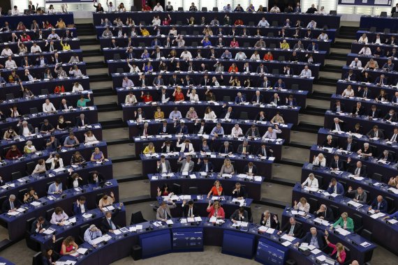 6일(현지시간) 프랑스 스트라스부르의 유럽의회에서 의원들이 새로운 ‘녹색분류체계(Taxonomy·택소노미)’ 개정안을 표결하고 있다.AP뉴시스 European lawmakers vote on the European Commission's plan on energies at the European Parliament, Wednesday, July 6, 2022 in Strasbourg, eastern France. European Union lawmakers voted to include natural gas and nuclear i