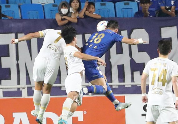 6일 오후 경기 수원 팔달구 수원월드컵경기장에서 열린 프로축구 ‘하나원큐 K리그1 2022' 20라운드 수원 삼성 블루윙즈와 대구FC의 경기에서 수원 오현규가 헤더를 하고 있다. 2022.7.6/뉴스1 © News1 김영운 기자