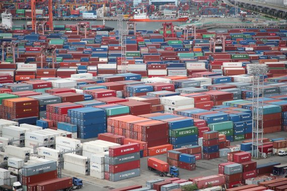 부산 남구 용당부두 야적장에 컨테이너가 가득 적재되어 있다. 2022.7.5/뉴스1 © News1 김영훈 기자