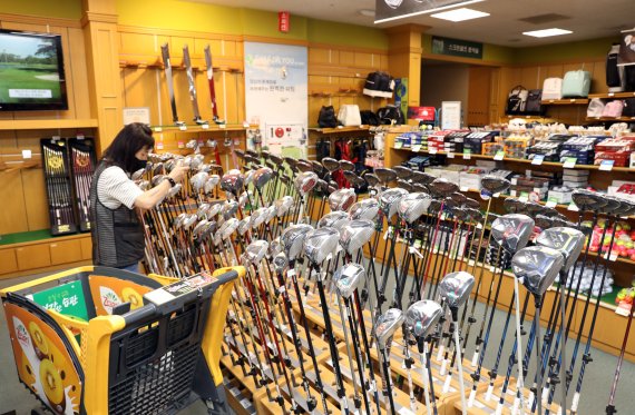 피서철 ‘여름 골프’가 다가온다…골프 업계, 젊은 여성 위한 클럽 출시 봇물