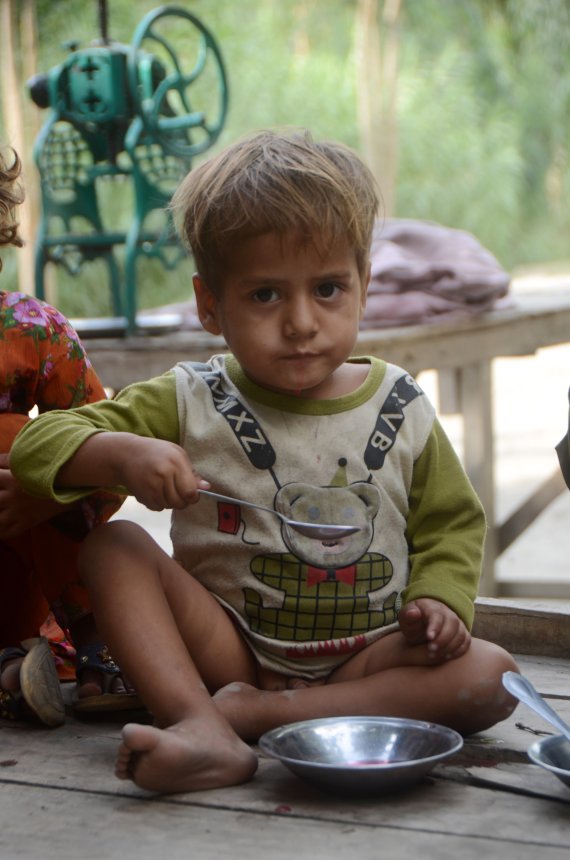 [페샤와르=신화/뉴시스] 세계 난민의 날인 20일(현지시간) 파키스탄 페샤와르 외곽의 한 난민촌에서 아프가니스탄 난민 어린이가 음식을 먹고 있다. 6월 20일은 난민에 관한 관심 촉구를 위해 국제연합(UN)이 2000년 지정한 '세계 난민의 날'이다. 2022.06.21.