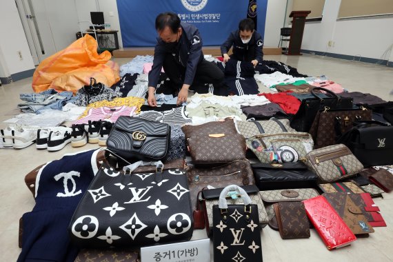 유명 브랜드 의류와 가방, 골프용품 등의 위조상품들이 서울 중구 민생사법경찬단에 적발됐다. 사진=박범준 기자