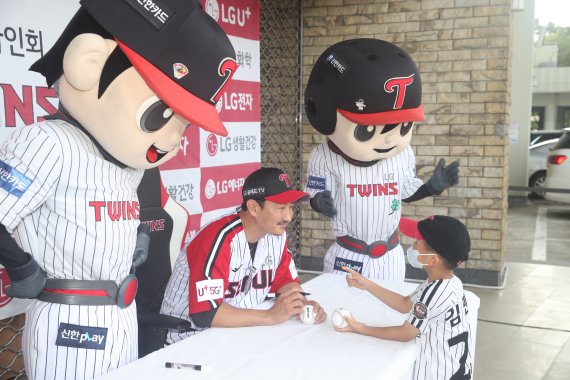 Park Young Taek, comentarista esportivo da KBSN, está realizando um evento de autógrafos para os fãs antes da partida contra Lotte Giants e LG Twins no terceiro.  (Foto = Fornecida pela LG Twins) *Revenda e DB .