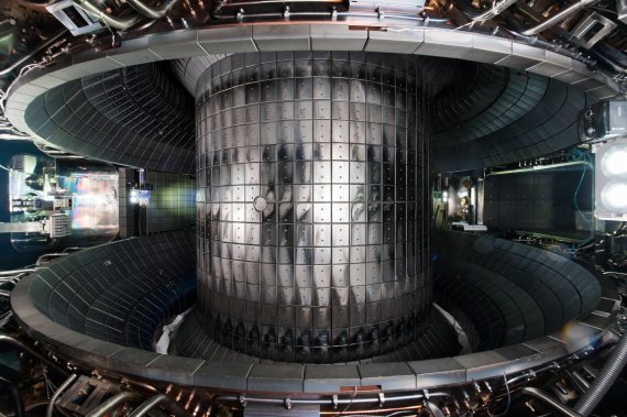 국내 기술로 개발된 우리나라의 초전도 핵융합연구장치 'KSTAR'의 내부 모습. 한국핵융합에너지연구원에 있는 국제핵융합실험로(ITER) 장치와 동일한 초전도 재료로 제작된 세계 최초의 장치다. 핵융합에너지연구원 제공