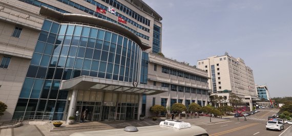 [서울=뉴시스] 고범준 기자 = 26일 오후 서울 용산구 국방부 청사에서 윤석열 대통령 당선인 취임 후 집무실 준비를 위한 공사가 진행중이다. 사진은 합동참모본부와 국방부 청사의 모습. (공동취재사진) 2022.04.26. photo@newsis.com