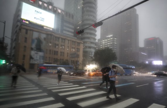 내일 새벽부터 중부지방 중심 세찬 장맛비? 기상청 예보 이번엔 맞나