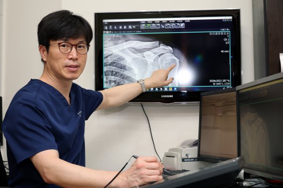 O diretor Jong-yoon Do da Miracle Clinic explica uma lesão no manguito rotador.  Foto = Repórter Seo Dong Il