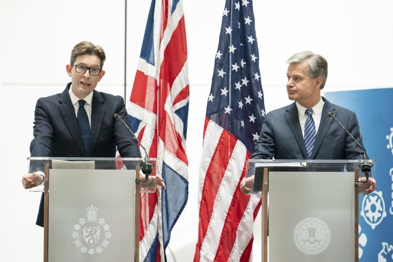 6일(현지시간) 영국 런던에서 크리스토퍼 레이 미국 연방수사국(FBI) 국장(오른쪽)과 켄 매컬럼 영국 MI5 국장이 공동 기자회견을 하고 있다. AP뉴시스