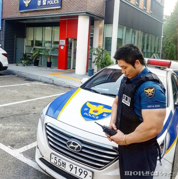 지난 4년간 이른바 '몸짱 경찰 달력'을 만들어 학대 피해 아동 등을 후원해온 경찰관 박성용 경위(42)가 올해는 자신의 건강상의 문제로 달력을 만들지 못한다고 7일 밝혔다. 박 경위 인스타그램 캡쳐/사진=fnDB