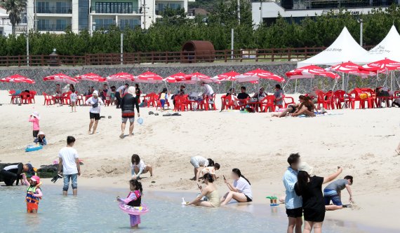 제주시 애월읍 곽지해수욕장에서 도민과 관광객들이 물놀이를 즐기고 있다.. 2022.7.1/뉴스1 © News1 오현지 기자