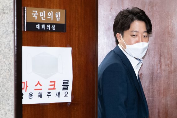 이준석 국민의힘 대표가 8일 서울 여의도 국회에서 열린 성 상납 증거인멸교사 의혹에 대한 윤리위원회를 마친 후 회의실을 나서고 있다. 2022.7.8/뉴스1 © News1 이재명 기자